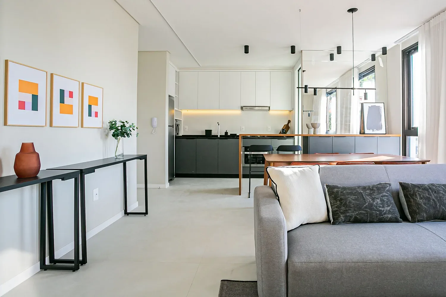 Sala e cozinha integradas de apartamento entregue 100% mobiliado pela Spotlar