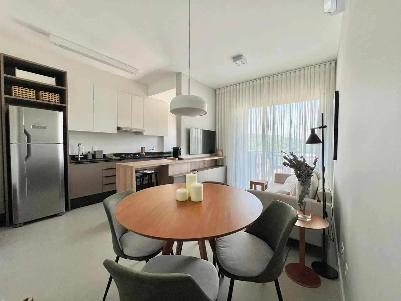 Sala e cozinha integradas de apartamento entregue mobiliado e decorado pela Spotlar